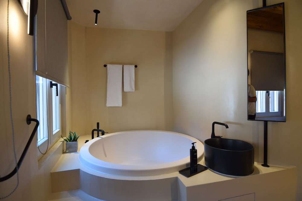 Jetted tub