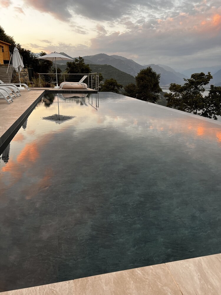 Infinity pool