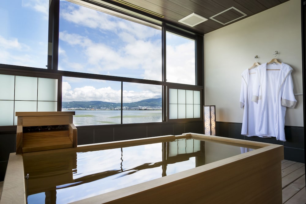 Deep soaking bathtub