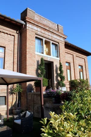 thumbnail: Front of property