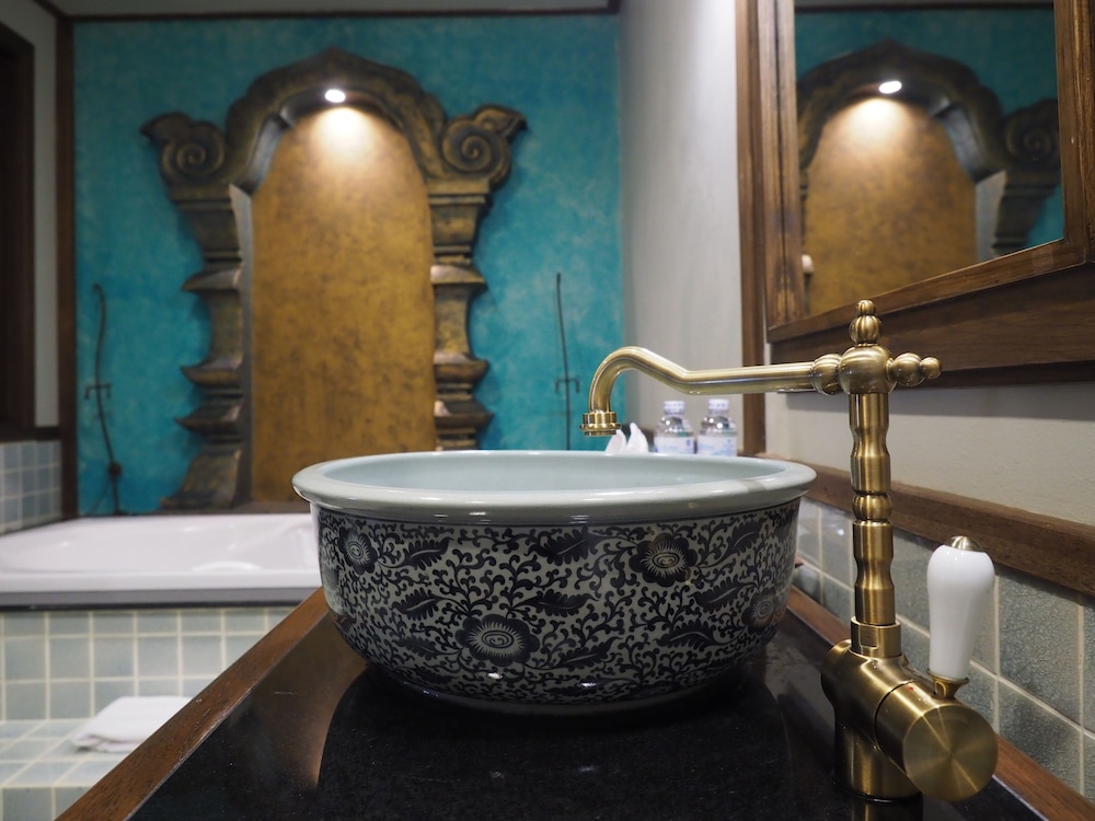 Bathroom sink