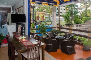 thumbnail: Food court