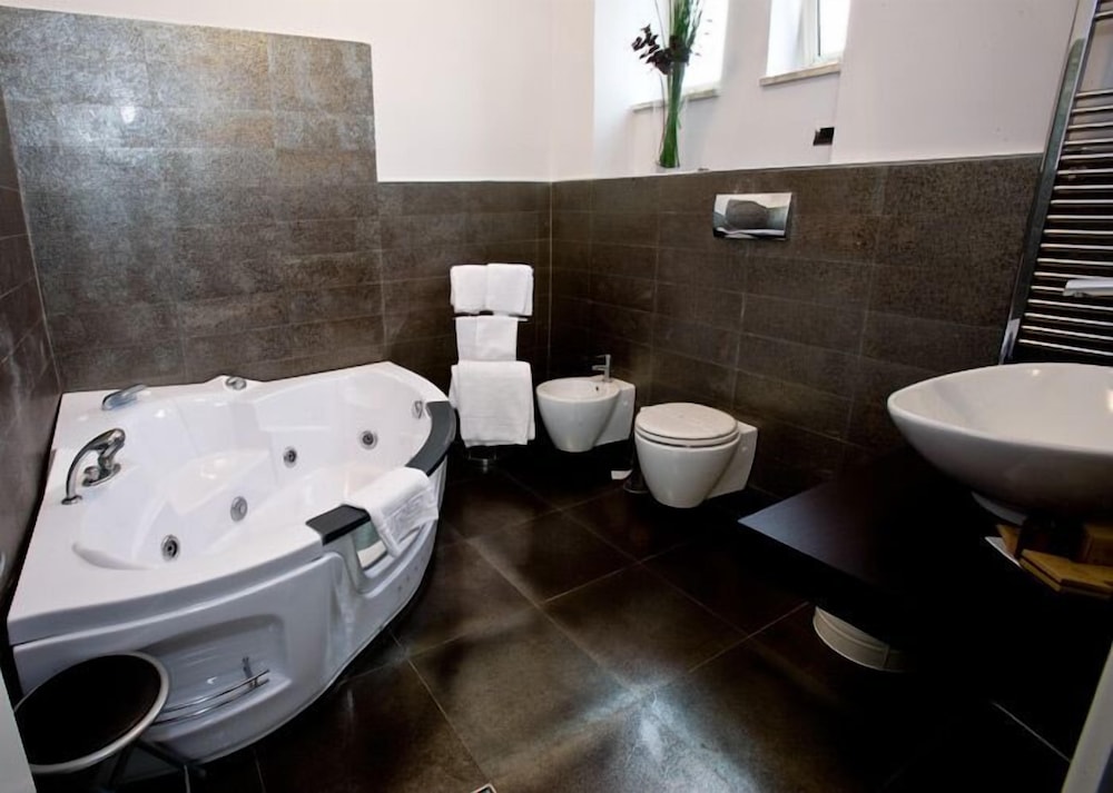Jetted tub