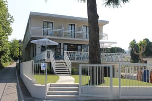 thumbnail: Front of property