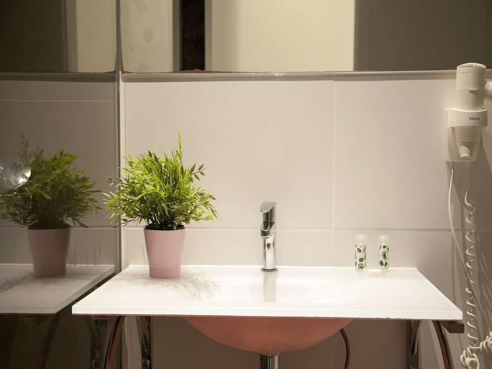 Bathroom sink