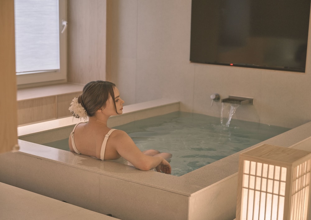 Private spa tub