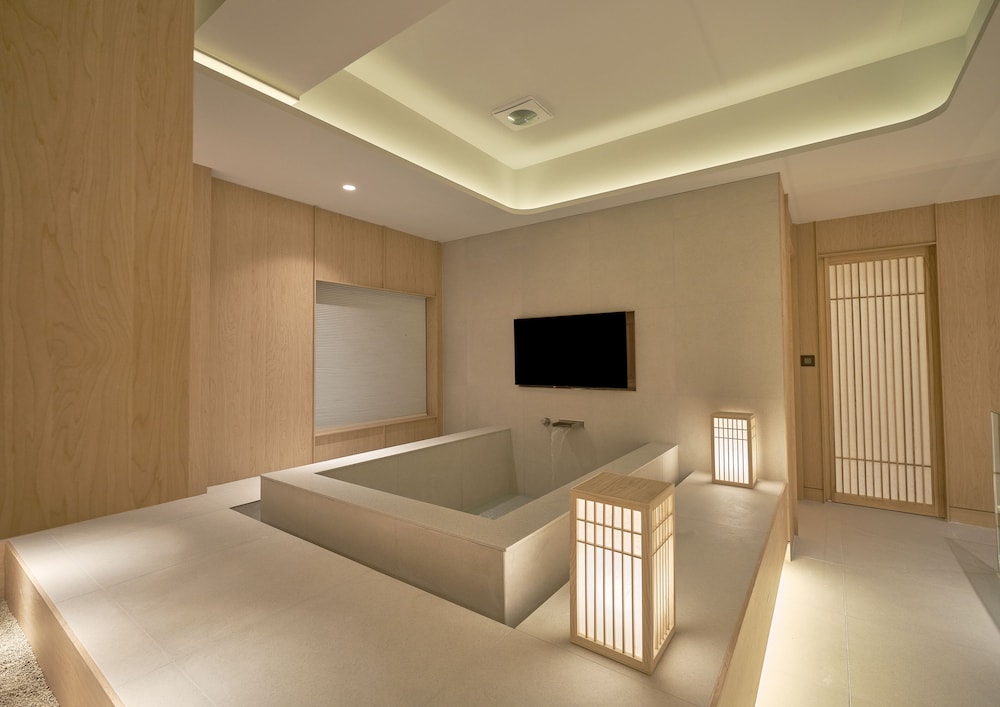 Private spa tub