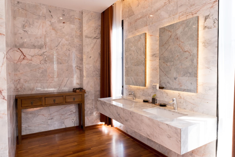 Bathroom sink