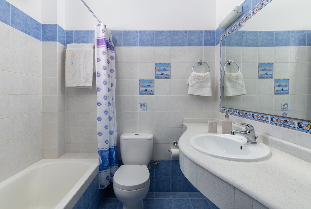 Deep soaking bathtub