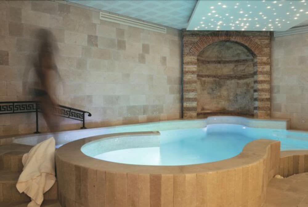 Indoor spa tub