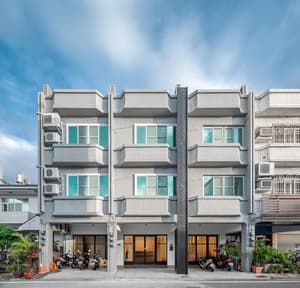 thumbnail: Front of property