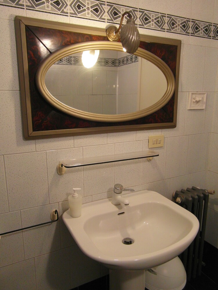 Bathroom sink