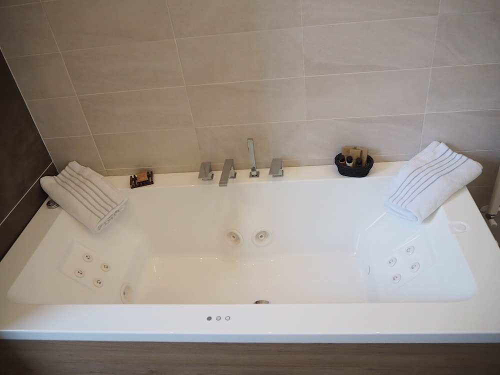 Jetted tub
