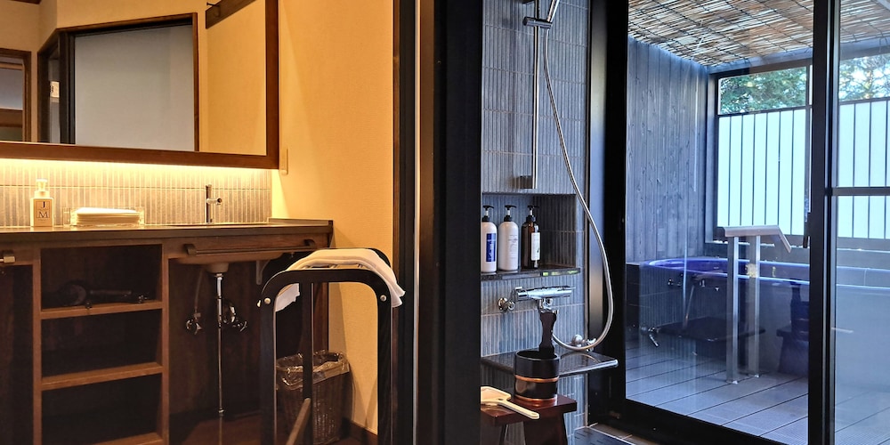 Bathroom amenities