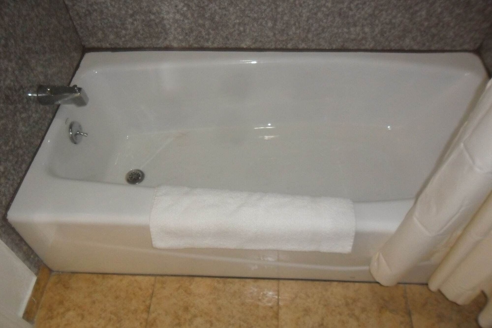 Deep soaking bathtub