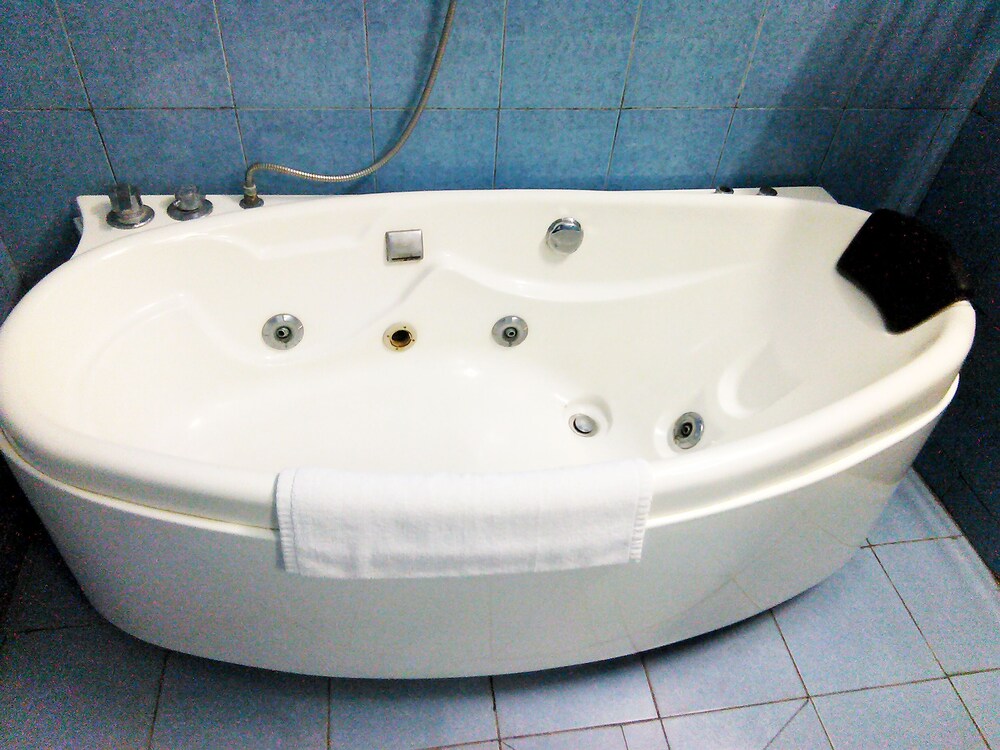 Jetted tub