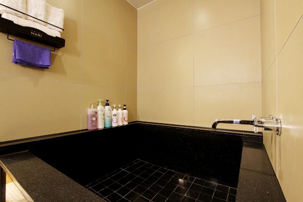 Deep soaking bathtub