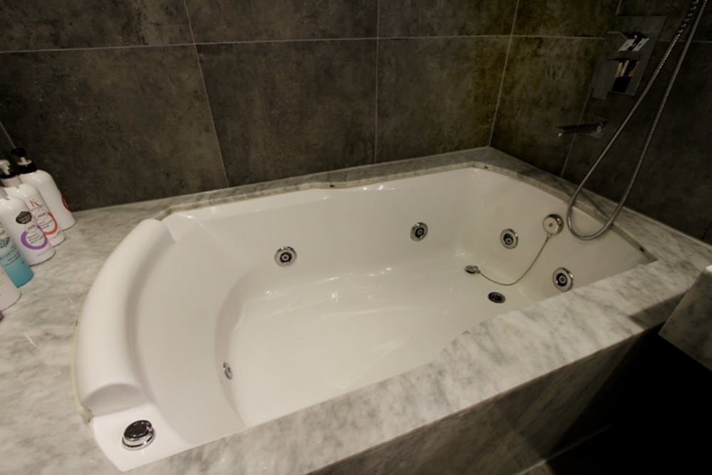 Deep soaking bathtub