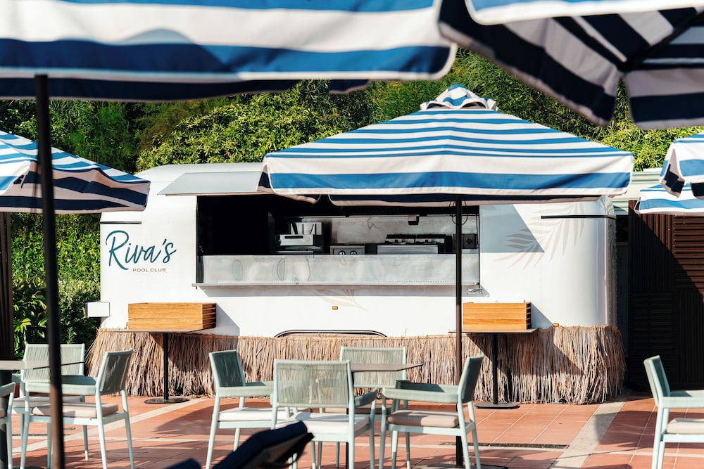 Poolside bar