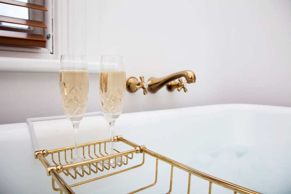 Deep soaking bathtub