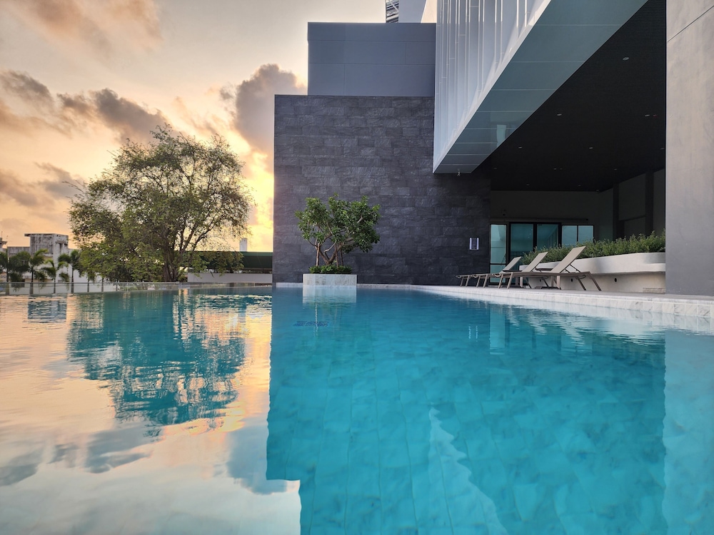 Infinity pool