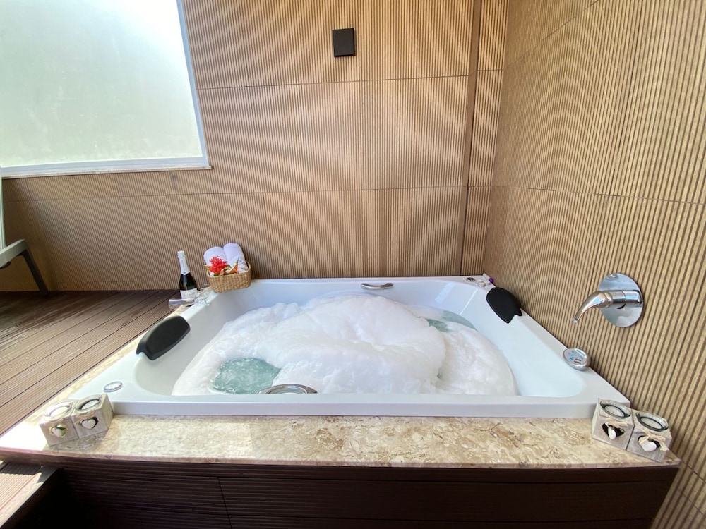 Jetted tub