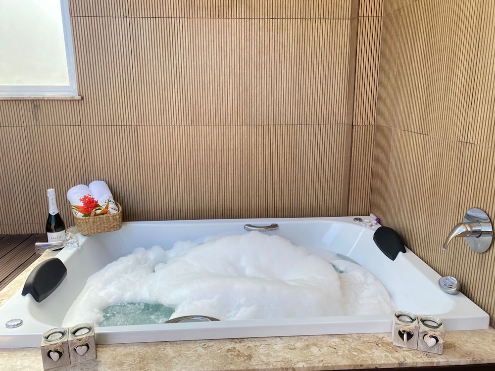 Jetted tub