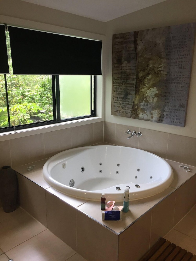 Private spa tub