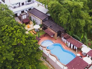 thumbnail: Poolside bar