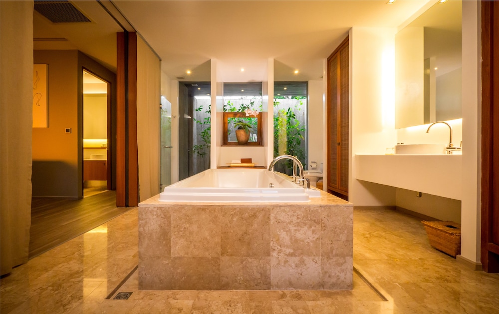 Deep soaking bathtub