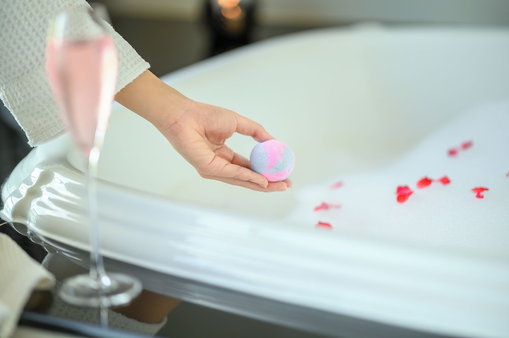 Deep soaking bathtub