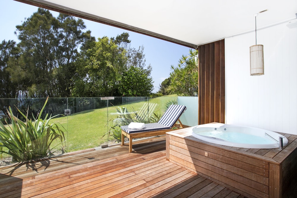 Private spa tub