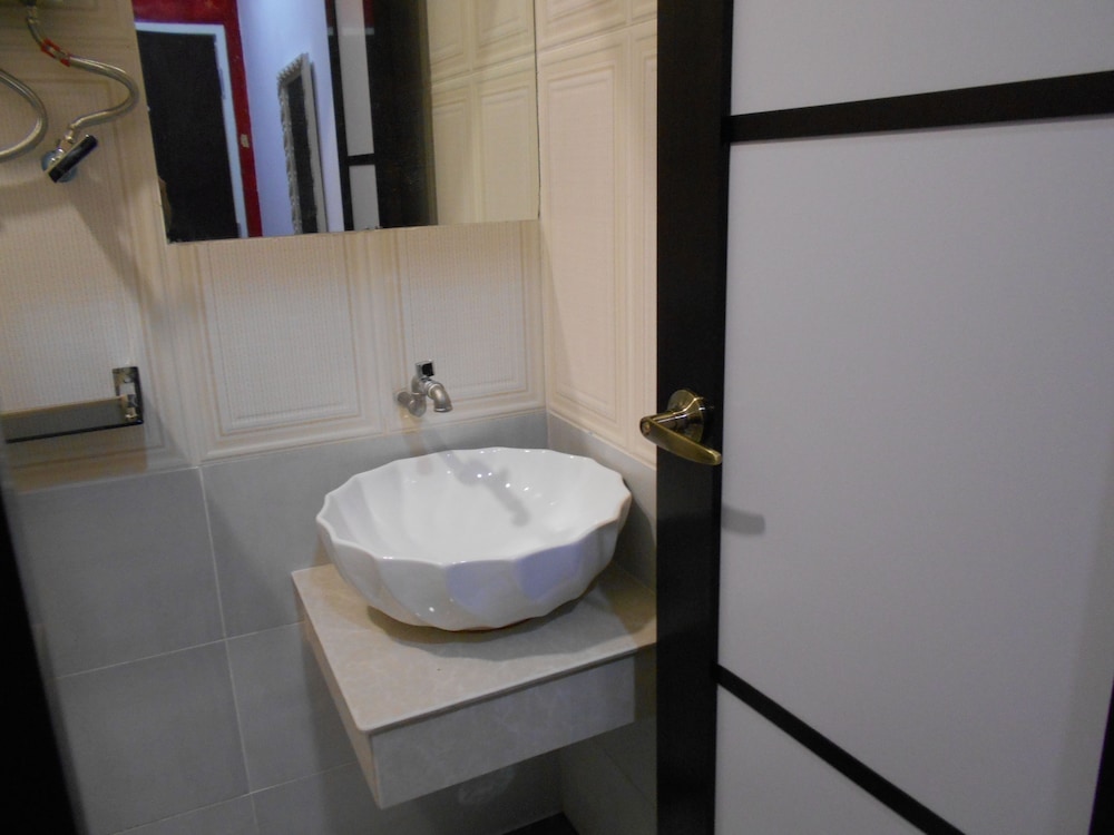 Bathroom sink