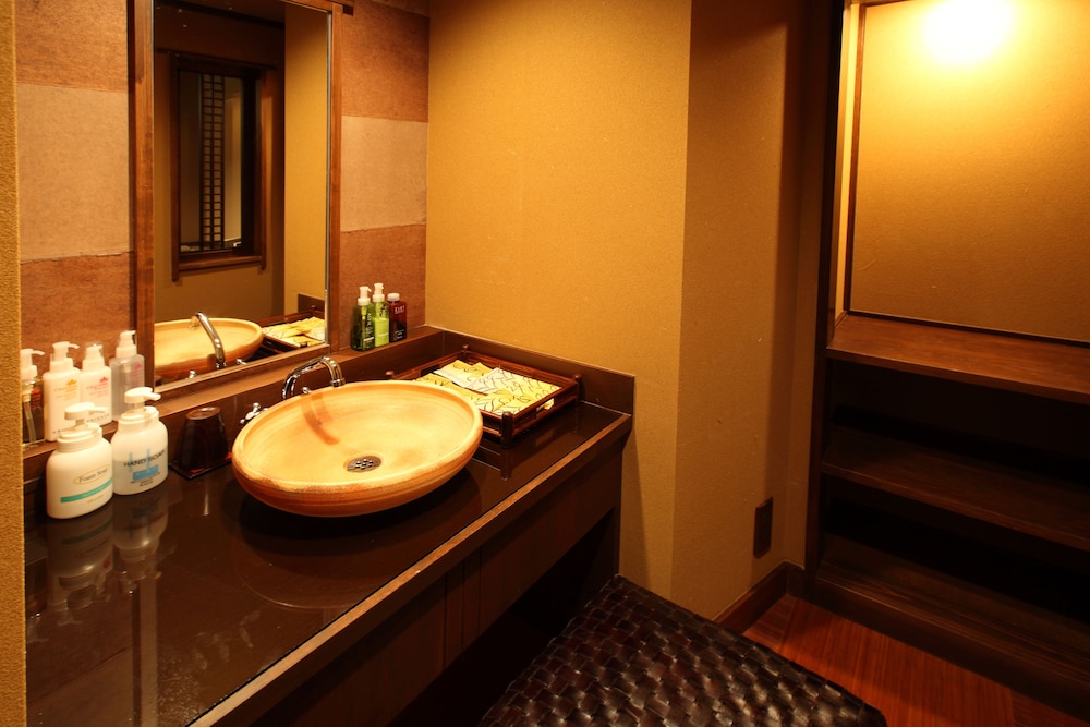 Bathroom sink