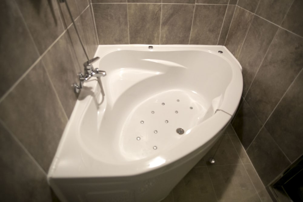 Deep soaking bathtub