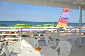 thumbnail: Outdoor dining