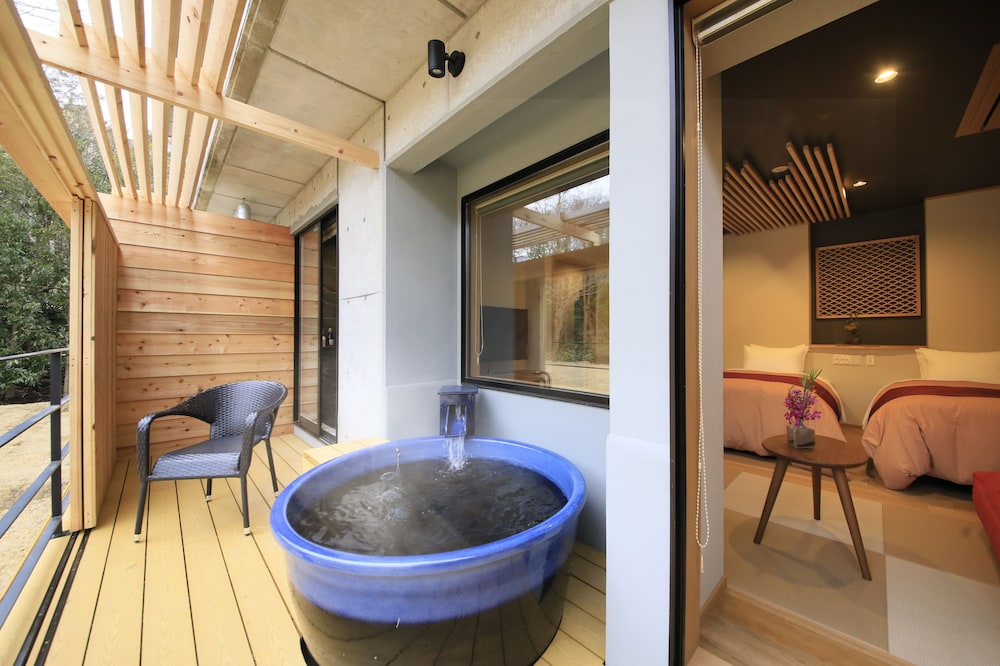 Deep soaking bathtub