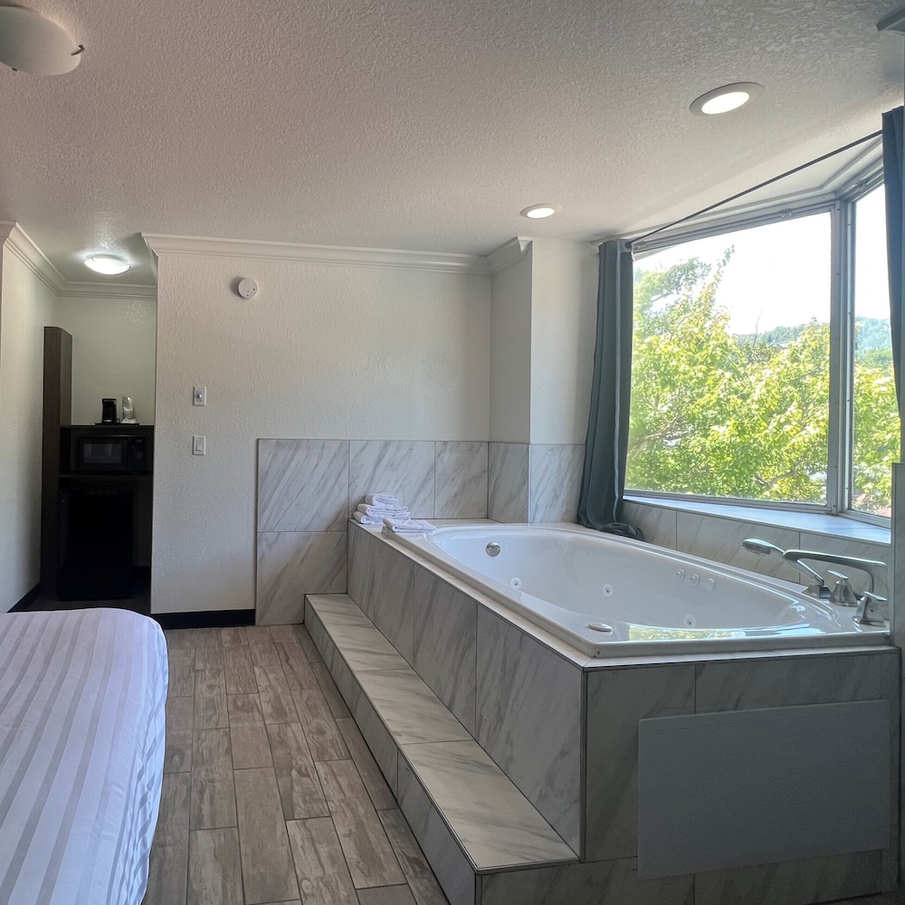 Private spa tub