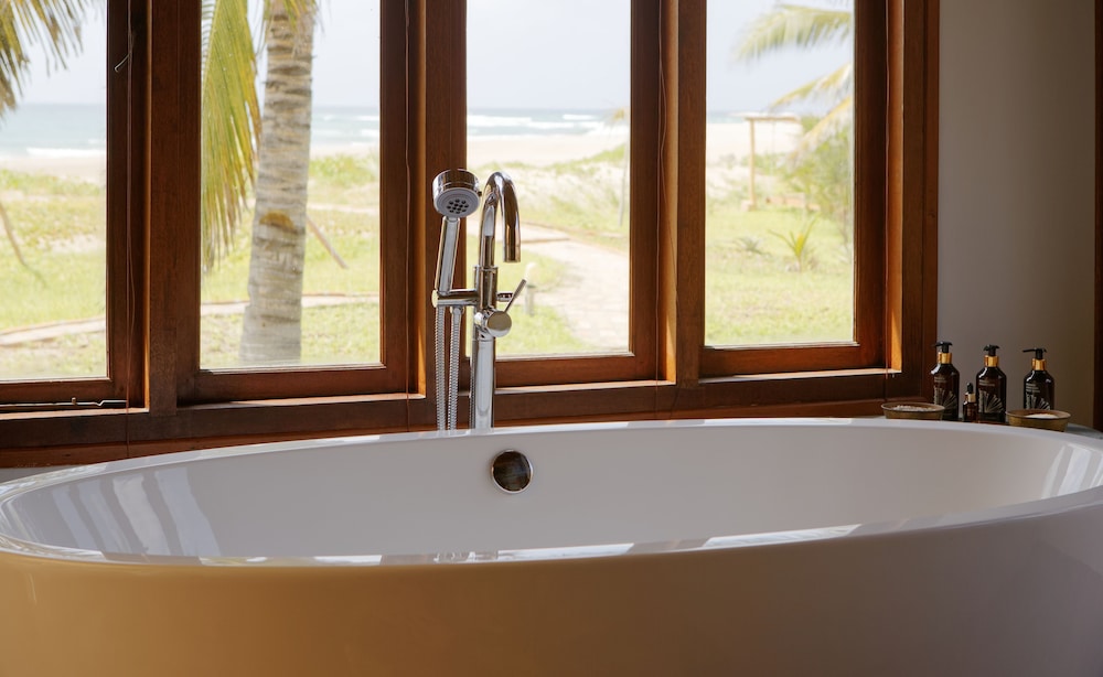 Deep soaking bathtub