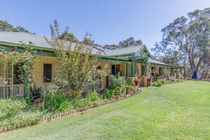 thumbnail: Front of property
