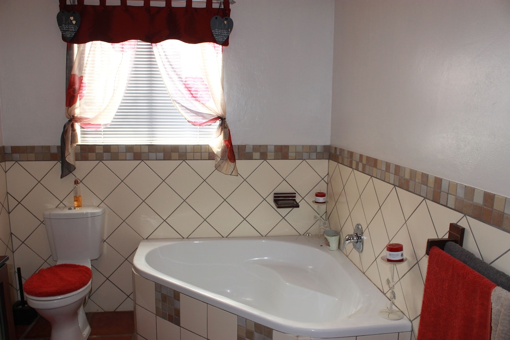 Deep soaking bathtub