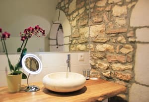 thumbnail: Bathroom amenities