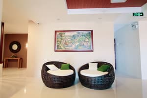 thumbnail: Lobby sitting area