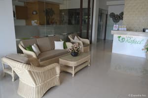 thumbnail: Lobby sitting area
