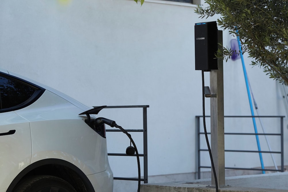 Electric vehicle charging station