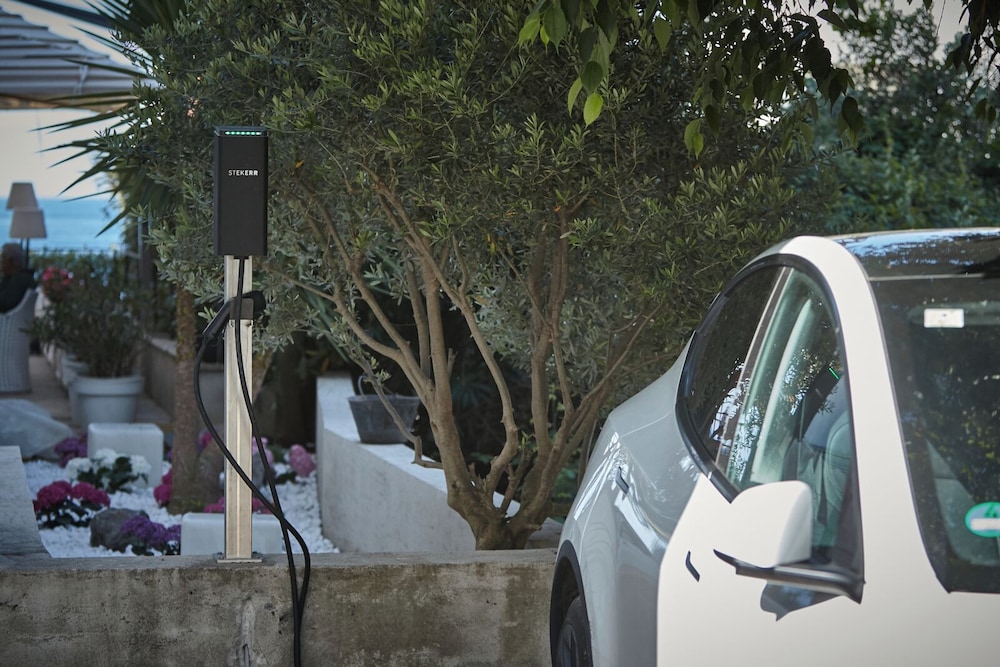 Electric vehicle charging station