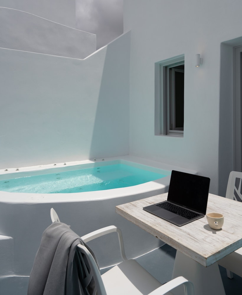 Private spa tub