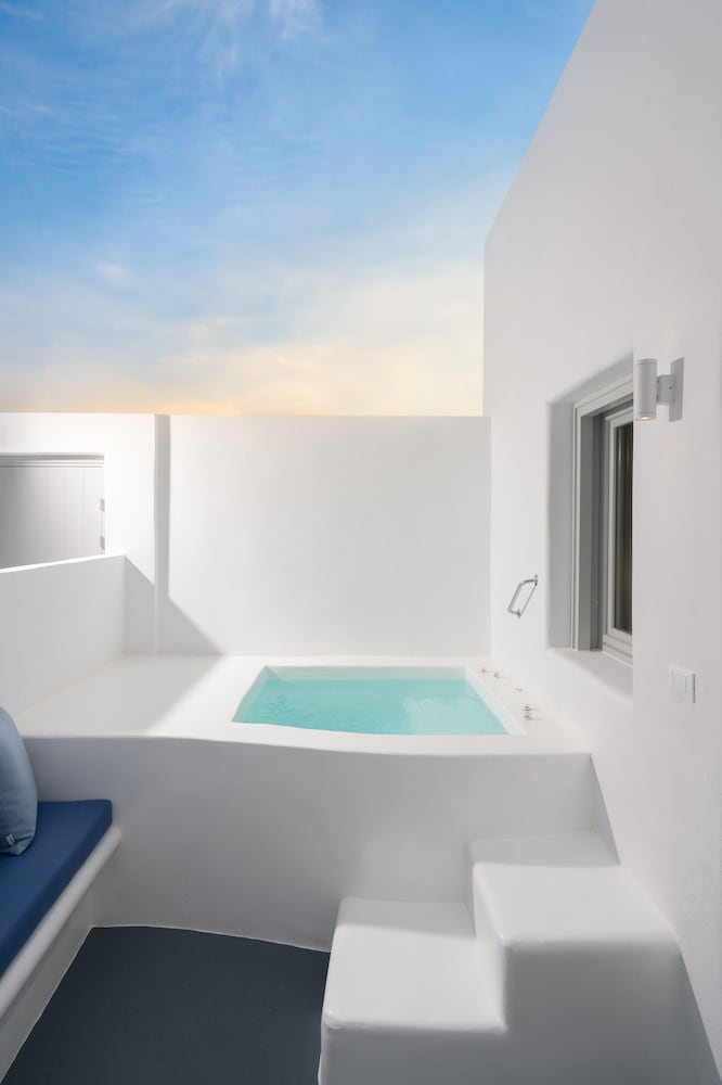 Private spa tub