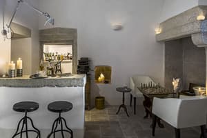 thumbnail: Bar (on property)