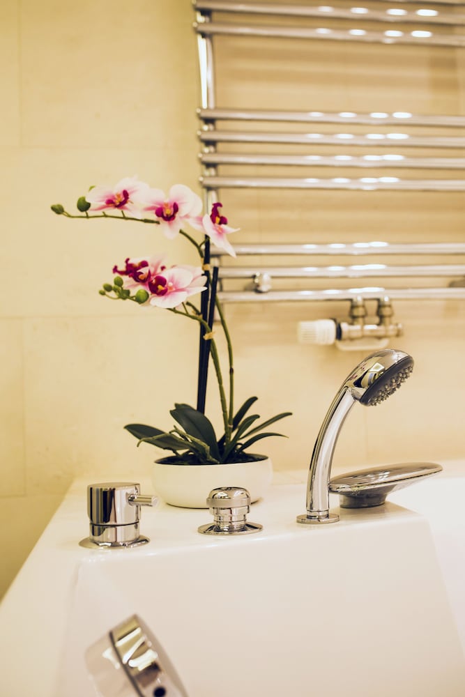 Deep soaking bathtub